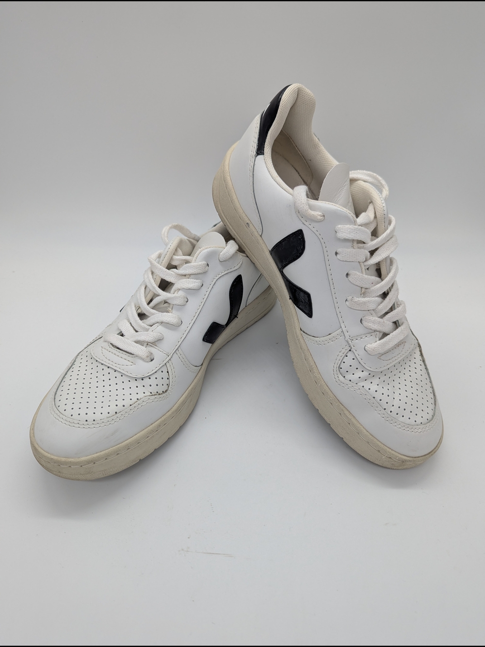 Veja Women's V-10 Leather Sneaker White Black Women's US 8 EU 39 Athleisure - Picture 6 of 13